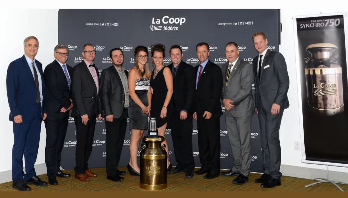 De gauche à droite : David Arseneau, directeur général des Productions animales; Gaétan Desroches, chef de la direction; Yvan Rosa, expert-conseil à La Coop Alliance; Étienne Lessard, Marie-Pier Boutin, Johannie Couture et Guillaume Lessard de la Ferme Holdream; Robin Malenfant, expert-conseil à La Coop Alliance; Ghislain Gervais, président et Sébastien Léveillé, vice-président exécutif agricole.