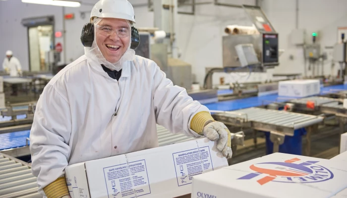 Un travailleur emballe des produits Olymel