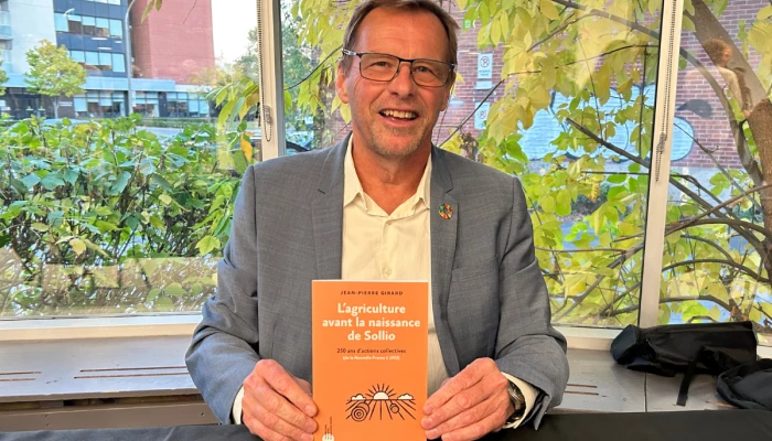 Jean-Pierre Girard avec son livre « L’agriculture avant la naissance de Sollio, 250 ans d’actions collectives (de la Nouvelle-France à 1922) »