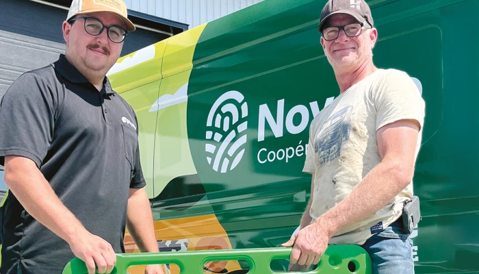 Olivier Alepin, de BMR, remet un panneau de direction pour les porcs à Sébastien Lépine, de la Ferme Sébastien Lépine, de Saint-Alexis-de-Montcalm.