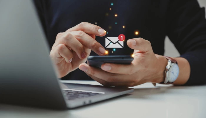 Personne recevant une notification sur son cellulaire