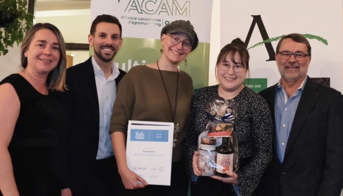 Stéphanie McDuff et Félicie Tremblay-Jacques recevant le prix Josée-de-Grandmont pour la refonte du Coopérateur.coop