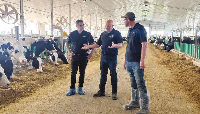 Marc Drolet, conseiller technique Agrizone, Stéphane Blanchette, président de la Ferme S.C.H. à Saint-Charles-sur-Richelieu et Benoit Lavallée, représentant terrain chez Agiska Coopérative.