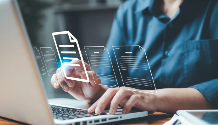 Personne à l'ordinateur qui sélectionne un fichier