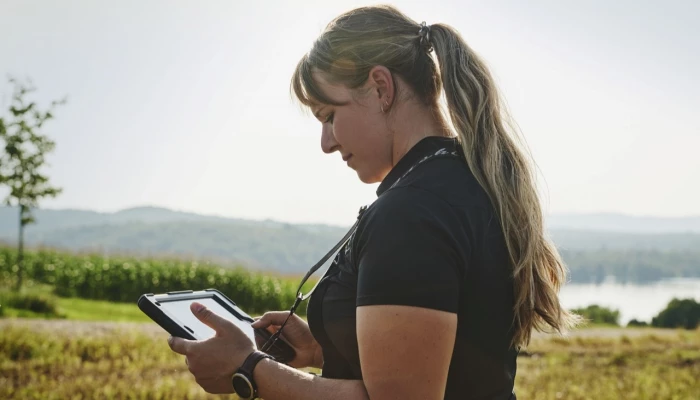 Une experte-conseil sur une tablette