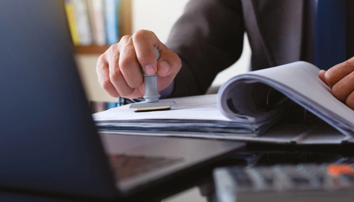 Personne estampant des documents
