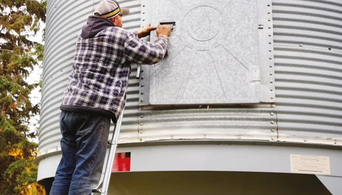 Homme travaillant sur un silo