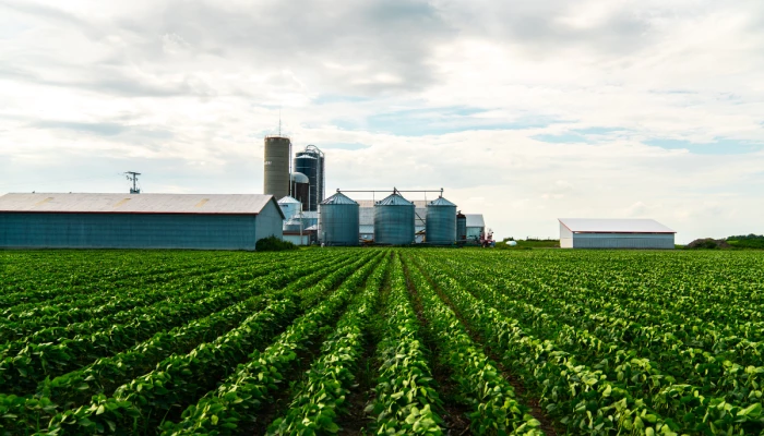 Paysage agricole avec une ferme et des silos