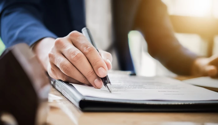 Quelqu'un rédige un contrat d'exploitation