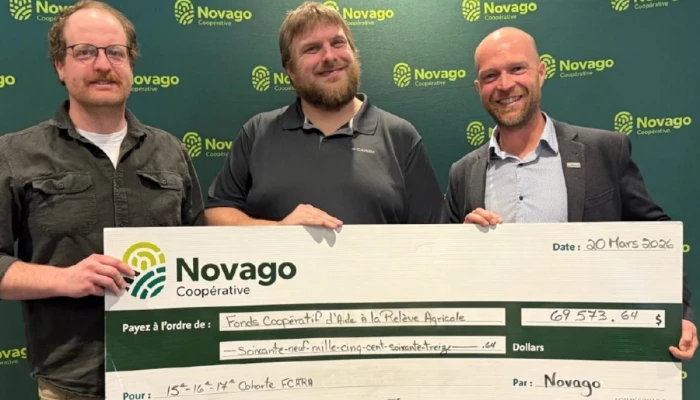 Michaël Jeker et Kristian Forget reçoivent leur aide financière du Fonds coopératif d’aide à la relève agricole des mains du président, monsieur Stéphane Leclerc.