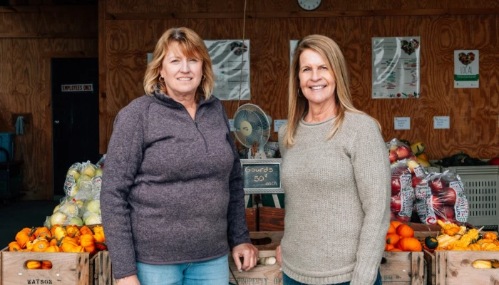 Agricultrices dans un kiosque maraîcher