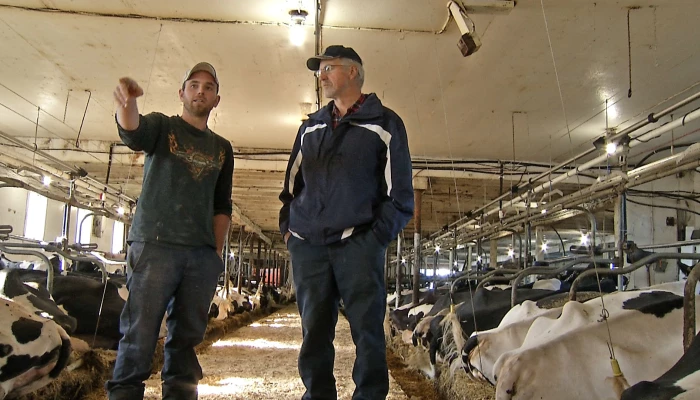 Les agriculteurs Éric Jean et Claude Rioux.