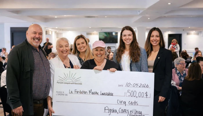 Des déléguées remettent un chèque