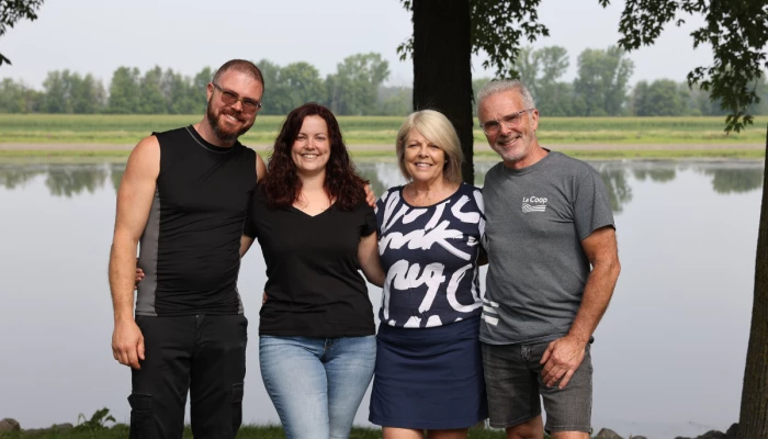 Francis et sa conjointe Christine, Maryse Gélinas et François Drainville, parents de Francis.