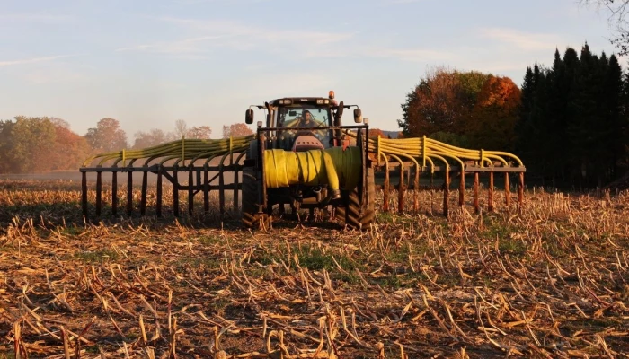 Un tracteur épand du lisier