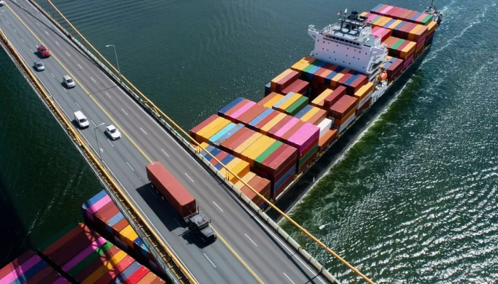 Cargo de marchandise passant sous un pont