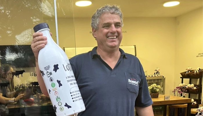 Jorge Jank devant le magasin de la ferme Letti A2