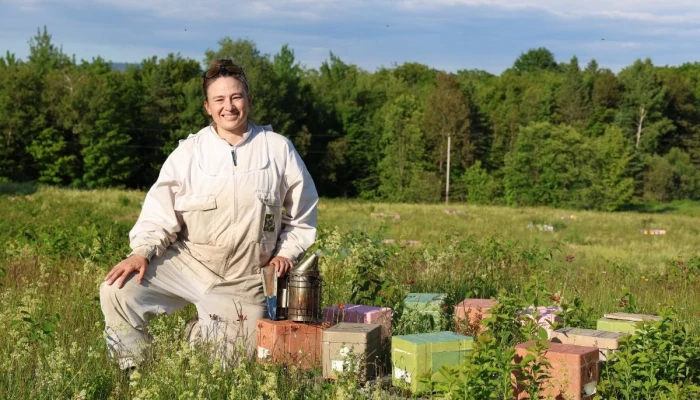 Maggie Lamothe à côtés de ses ruches
