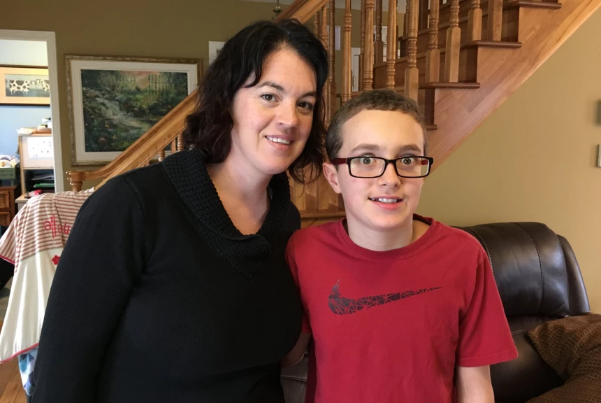 Geneviève Bérubé se considère chanceuse malgré tout avec son fils, Antoine, atteint d'autisme.