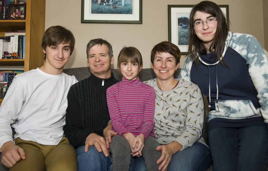 Denis Beaudry et Mélanie, en compagnie d'Étienne, Marion et Maude. Crédit photo : Stéphanie Mantha