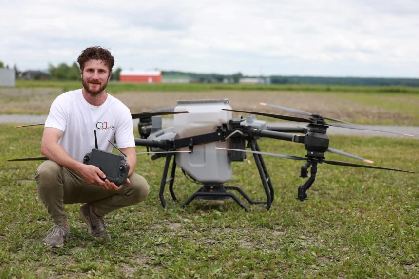 Olivier Barmettler est pilote de drone pour l'ensemencement des champs. Le réservoir est également adapté pour ingrédients liquides, le drone peut donc éprendre différents type de produit. 