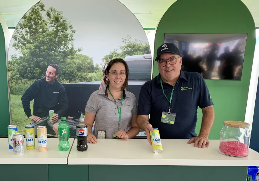Stéphanie Gervais et Luc Rousseau, experts-conseils en production végétale et préposés aux boissons pour quelques heures