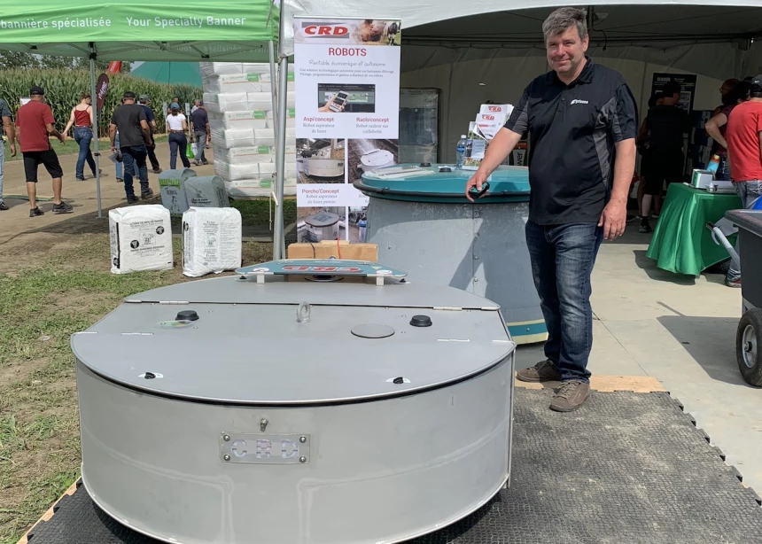 Éric Boyer, conseiller Agrizone, avec le robot aspire-lisier