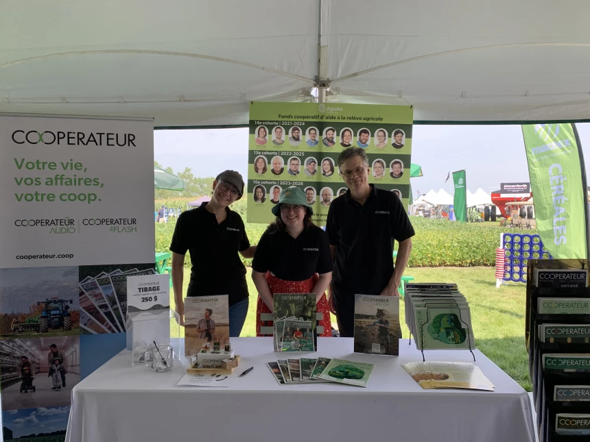 Stéphanie McDuff, Félicie Tremblay-Jacques et Patrick Dupuis, à la table du Coopérateur