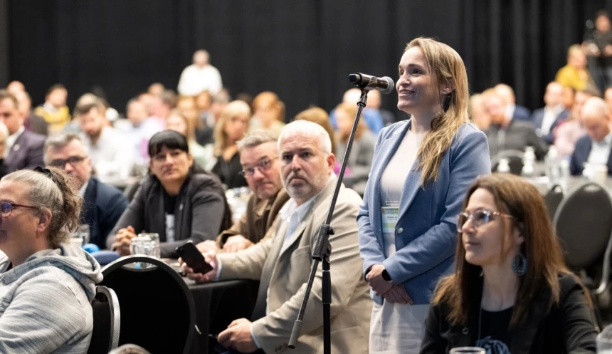 Geneviève Rainville, directrice générale, Les producteurs de lait du Québec, et en arrière-plan, le président, Daniel Gobeil, n’ont pas manqué une occasion pour poser des questions aux panélistes.