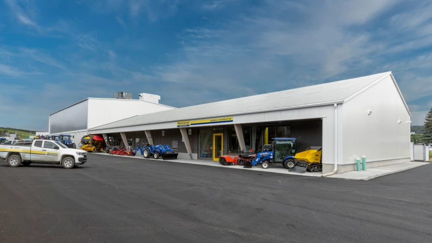 L'extérieur du nouveau garage New Holland de Amqui. 