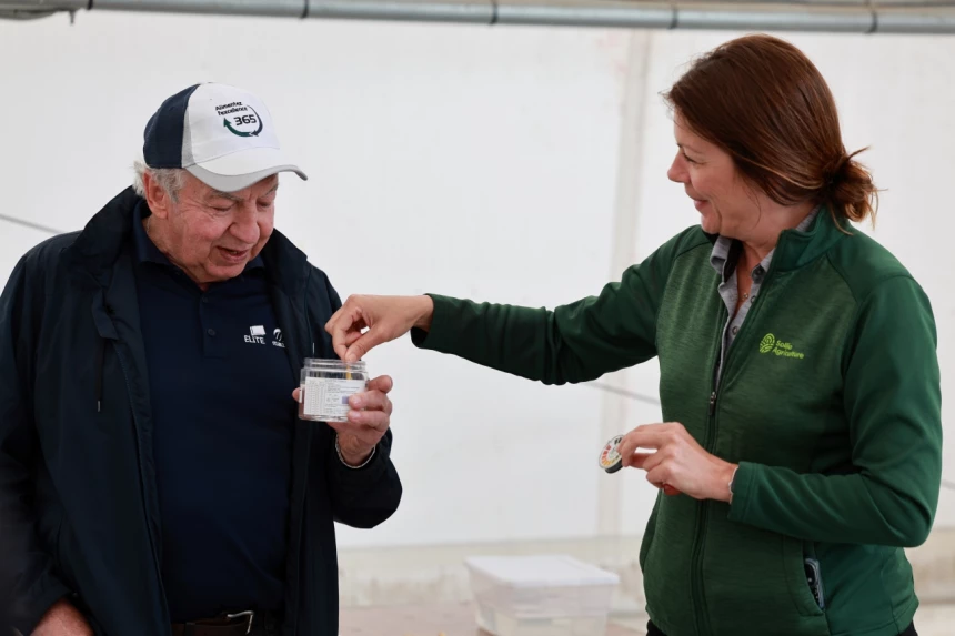 Raoul Ruel et Christine Bourbonnais testent le pH de l'eau.