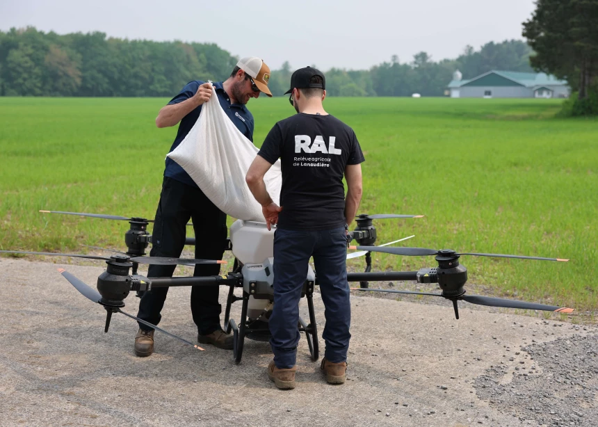 Jonathan Beaudry et Jean-Christophe Beauparlant remplissent le drone