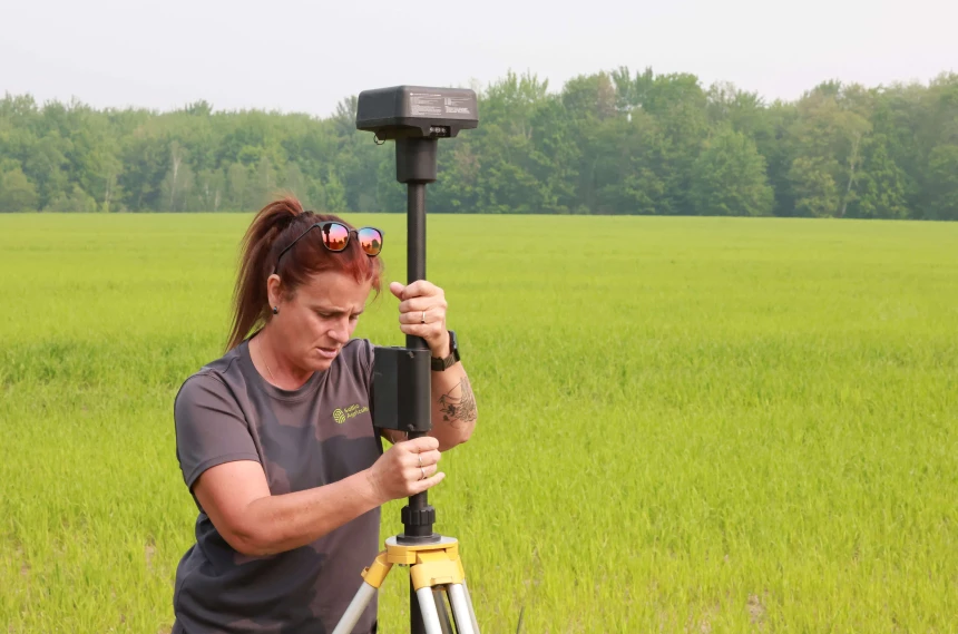 Véronique Jacques, pilote, prépare la station mobile