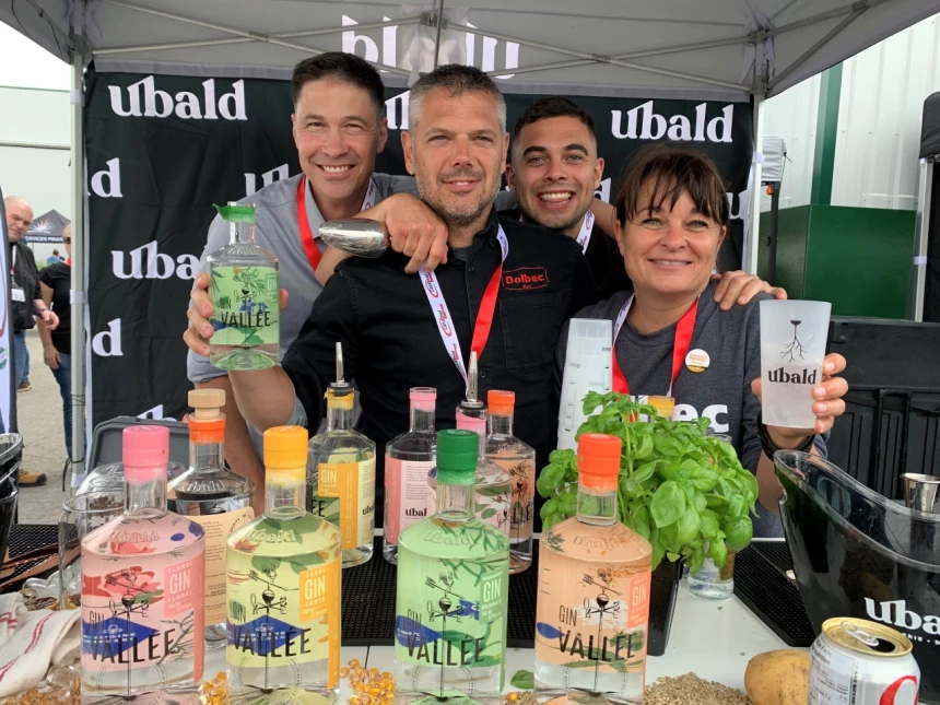 L'équipe d'Ubald Distillerie réunie lors de la journée Champêtre 2023.
