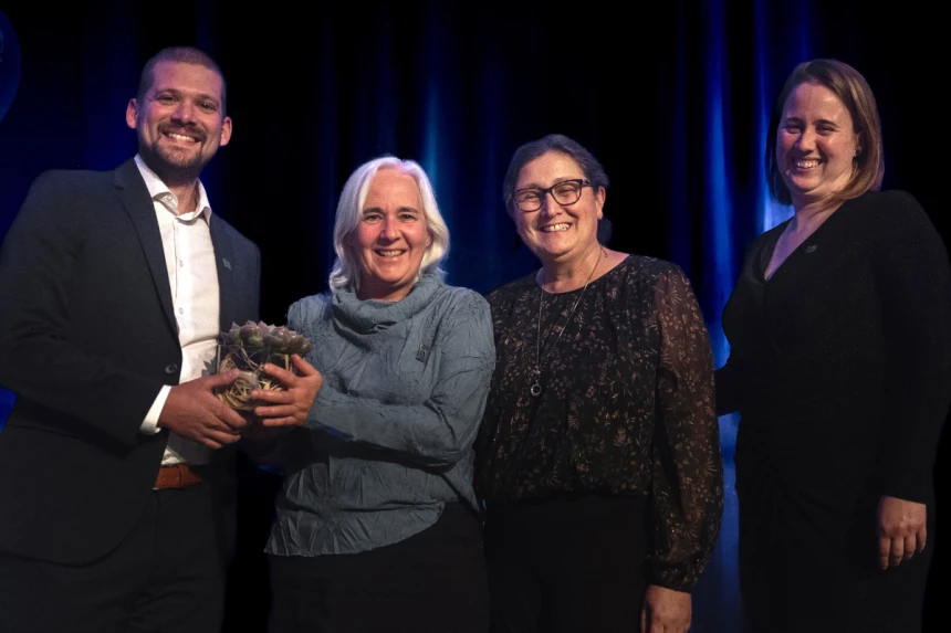 Les représentants du Centre d’emploi agricole de l’UPA Centre-du-Québec, lauréat du Prix Allié, Véronique Guizier, présidente des Agricultrices du Québec et Julie Bissonnette, présidente de la Fédération de l’UPA du Centre-du-Québec.