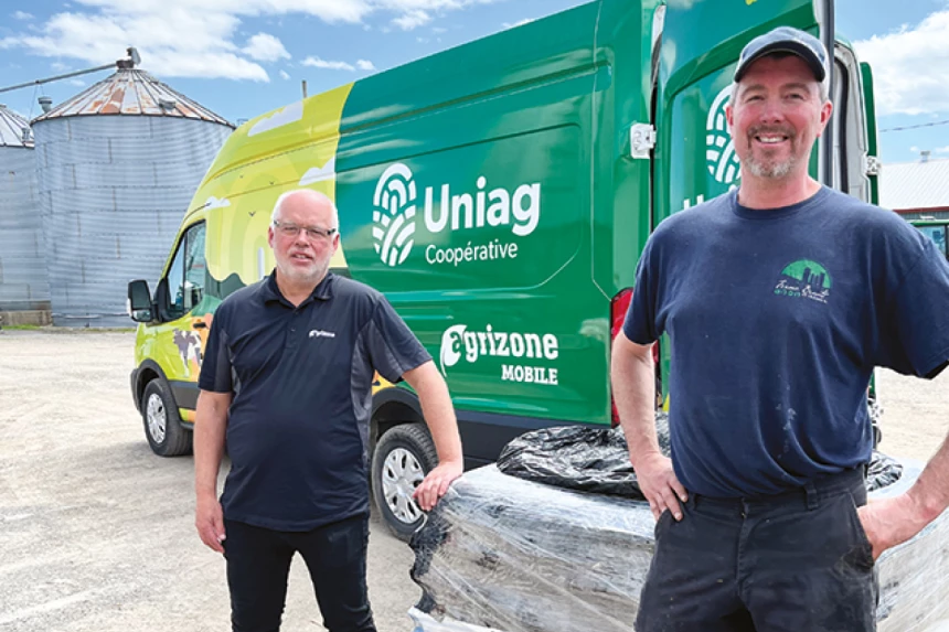 Sylvain Brault (à droite), de la Ferme Brault & Frères, à Saint-Louis-de-Gonzague, apprécie le service off ert par Serge Gervais avec le camion Agrizone.