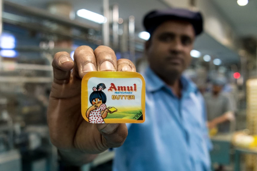 Homme de la coopérative Amul montrant un produit laitier
