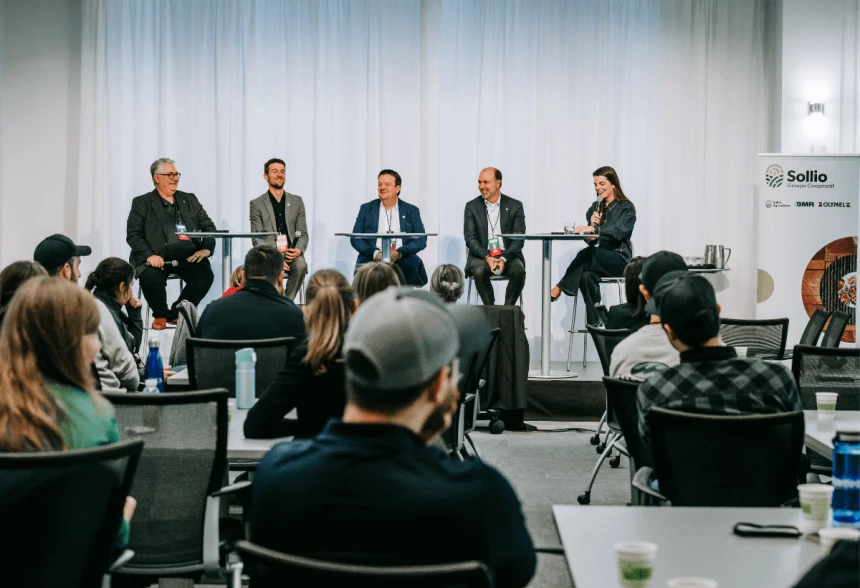 Lors du panel des partenaires, Roger Massicotte, président d'Agropur coopérative, David Beauvais, président de la Fédération de la relève agricole du Québec (FRAQ), Richard Ferland, président de Sollio Groupe Coopératif, et Jean-Yves Bourgeois, premier vice-président Services aux entreprises chez Desjardins, ont partagé le micro avec Alexane Drolet, animatrice de la journée et créatrice de @alexplique.