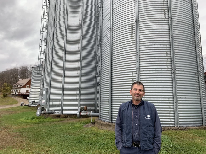 Stéphane Fortin devant des silos de grains.
