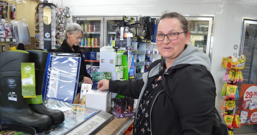 Client déposant un coupon de participation pour le concours de Covris coopérative.