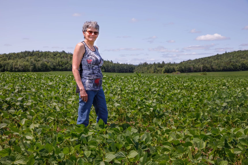 Danielle Cadotte dans un champ