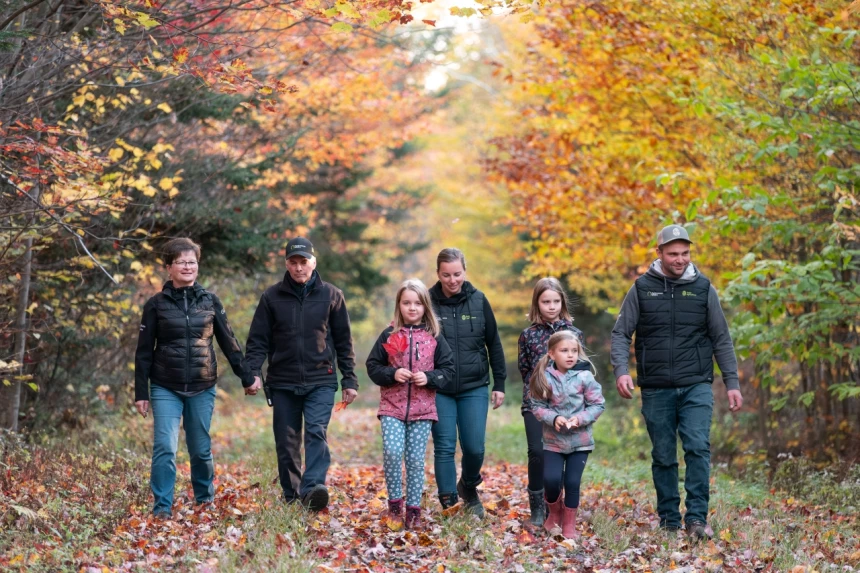 Élyse Groleau, Michael Plourde et leur famille.