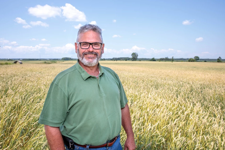 Pascal Alary dans un champ