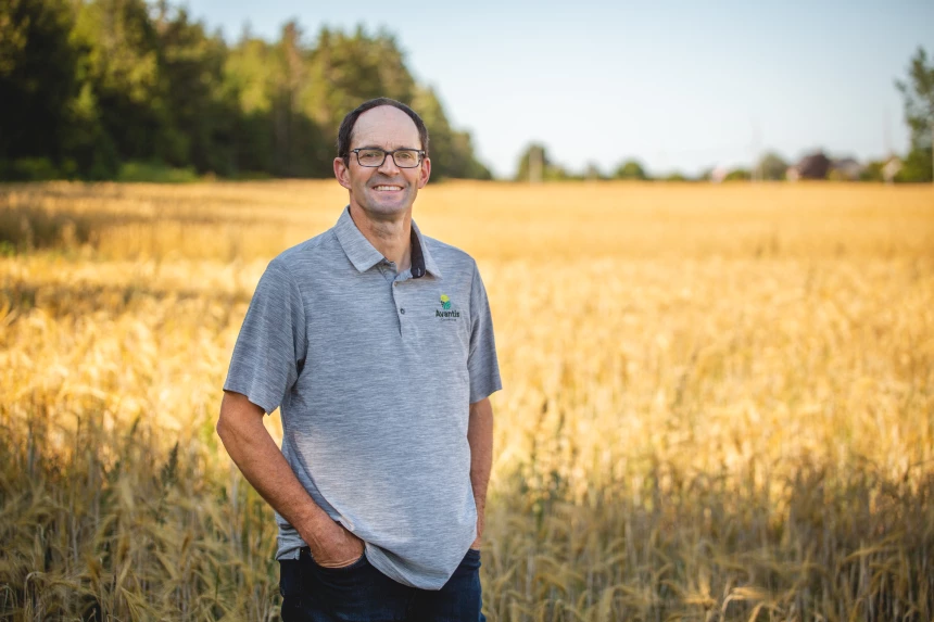 Simon Beaulieu dans un champ