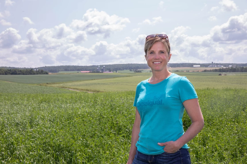 Véronique Guay dans un champ