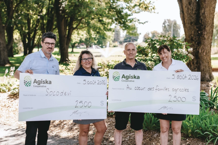 Frédéric Auger, directeur philanthropie et communications de SOCODEVI, Nathalie Frenette, cheffe de la direction d'Agiska, Ghislain Pion, président d'Agiska, et Isabelle Foisy, vice-présidente d'Au coeur des familles agricoles.