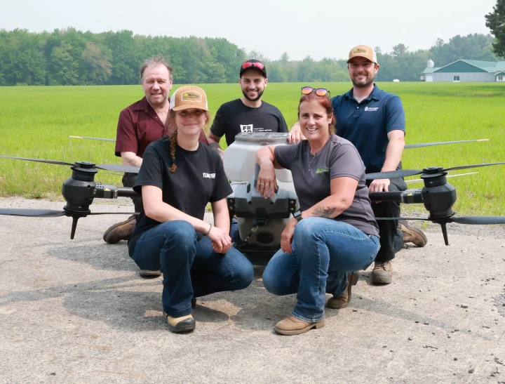 Réjean Beauparlant (agriculteur), Jean-Christophe Beauparlant (agriculteur), Jonathan Beaudry (pilote), Anne-Sophie Provost (stagiaire chez Novago) et Véronique Jacques (pilote)