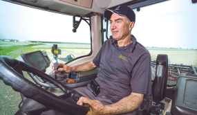 Guy Crépeau, président d'Agiska Coopérative, dans son tracteur