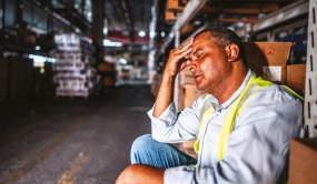 Homme épuisé dans un entrepôt
