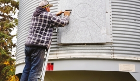 Homme travaillant sur un silo